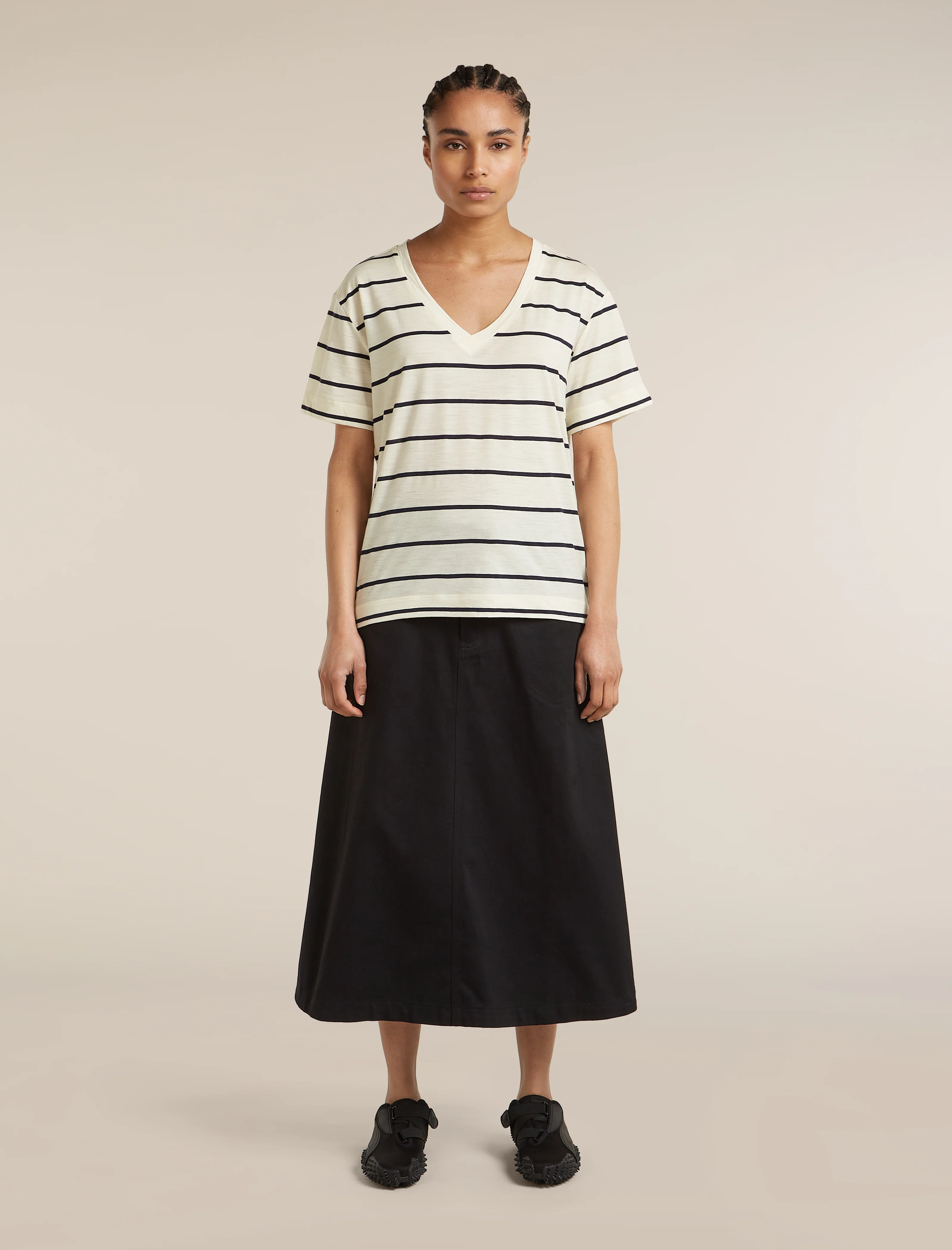 150 Tech Lite Relaxed V Neck T-Shirt - Image 3