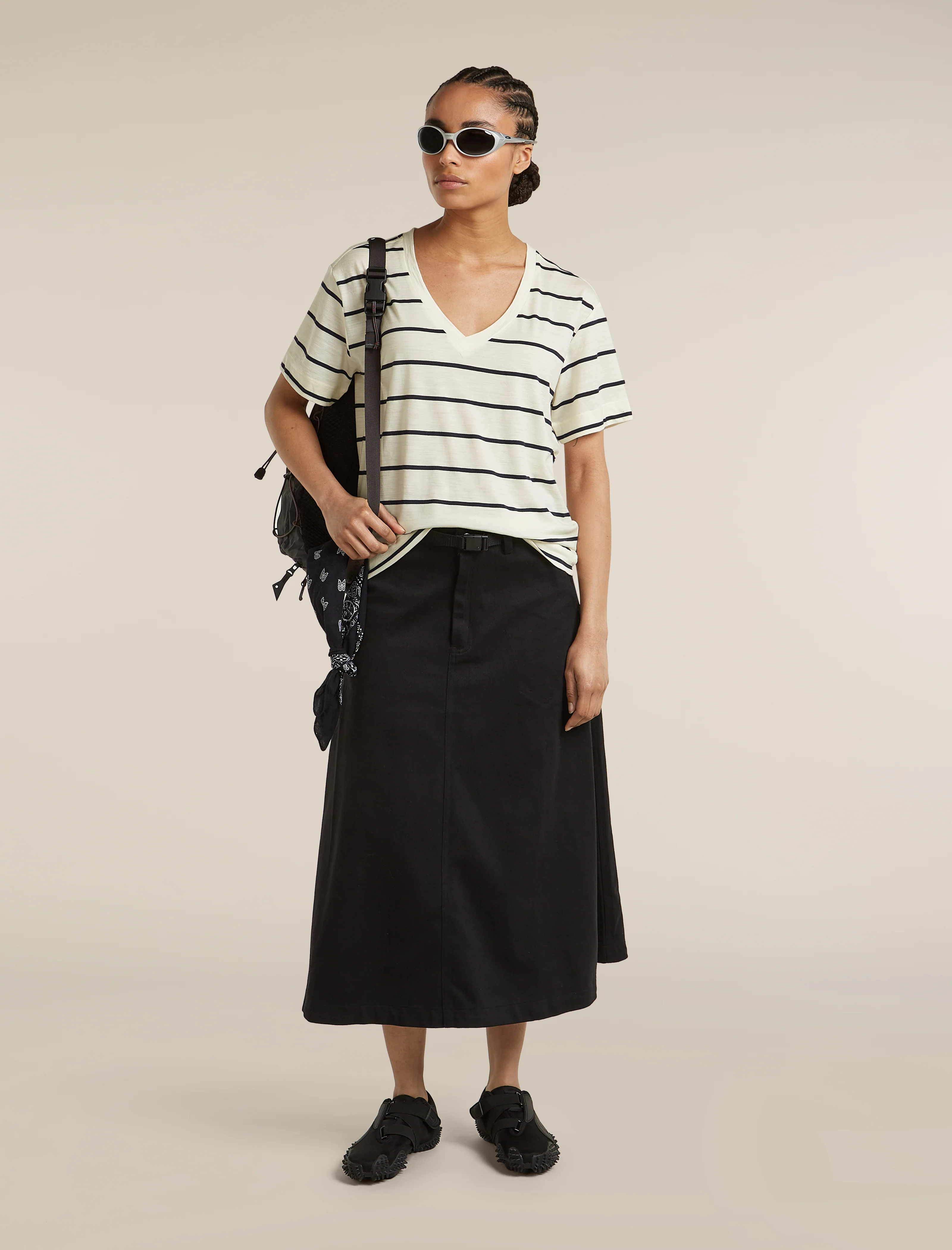 150 Tech Lite Relaxed V Neck T-Shirt - Image 4