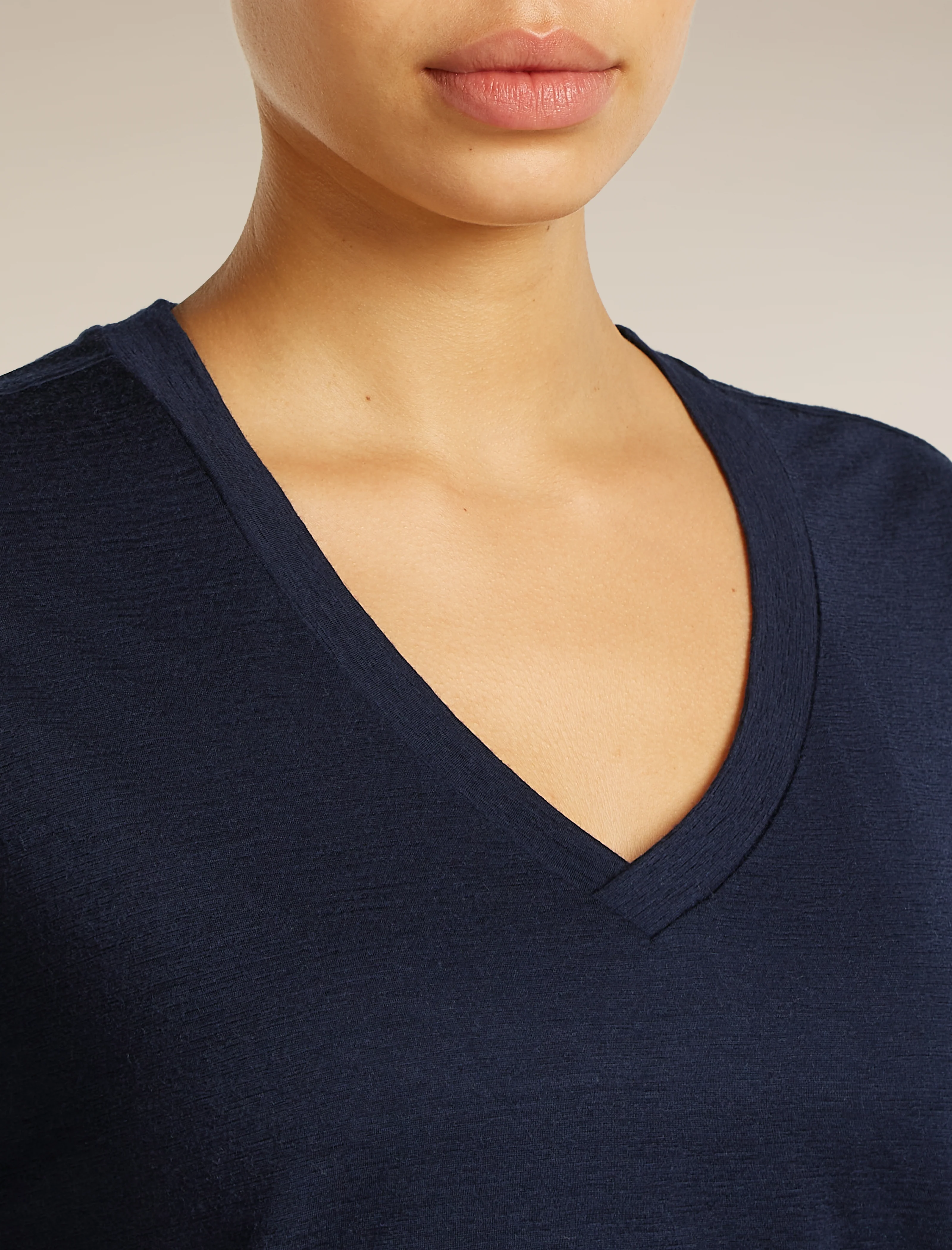 150 Tech Lite Relaxed V Neck T-Shirt - Image 5